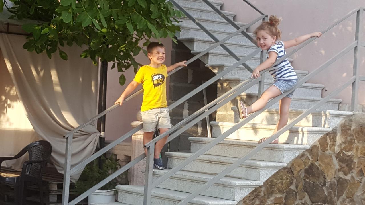 Guest House Elene Gori Exterior photo